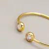 Pulseira Aberta Elegante Original Versátil com Diamantes Embutidos Moda Simples Galvanizada a Ouro 18K