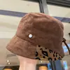 Sombrero de Cubo con Cordón Estampado de Leopardo en Patchwork de Gamuza para Mujer Otoño Invierno Retro Viento Frío Protección Auditiva Cálido