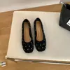 Zapatos planos de lunares estilo coreano con punta cuadrada, nueva colección otoño 2026 para mujer, con un diseño suave y elegante con lazo y estilo slip-on, parecidos a los bailarines