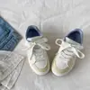Tênis Novos de Primavera 2026 Estilo Fofo com Solado Grosso para Mulheres, Sapatos Brancos de Design Nicho para Estudantes, Sapatos Casuais Esportivos Respiráveis