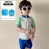 Traje de baño de secado rápido para niños, modelo nuevo, traje de baño de dos piezas para niños, manga corta, con bloques de color, para niños pequeños, traje de baño para bebé en la playa