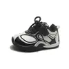 Sapatos para bebês em combinação de cores retrô, tênis de malha leves e respiráveis para crianças pequenas, sapatos casuais versáteis de sola macia para bebês