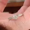 Anel Popular Antigo Xiaohongshu com Diamante Único para Mulheres, Anel Liso Vintage de Meio Século, Luxo Acessível e Anel Exquisito com Diamante Quadrado