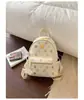 Mochila colorida con estampado de letras para mujer, una opción de nicho y ligera para niñas jóvenes, perfecta para salidas, hecha de cuero suave, con un estilo preppy adecuado para la escuela