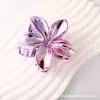 Novo prendedor de cabelo de acrílico frangipani colorido, presilha floral, acessório de cabelo feminino elegante e sofisticado, presilha de tubarão lateral
