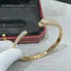 Pulsera de guepardo de oro V totalmente pavimentada con diamantes, un artículo de moda popular para parejas, pulsera versátil con diseño de lujo ligero e incrustaciones de diamantes, directo del fabricante
