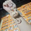 Artículo popular para transmisiones en vivo: Madera de arce madera maciza madera sin pintar talla de madera colgante de gato KT, accesorio de moda estilo chino, diseño original