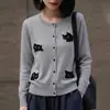 Otoño 2026 Nuevo Estilo Coreano Holgado Adelgazante Cuello Redondo Jacquard Gato Cardigan Tejido Abrigo Azul para Mujer