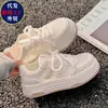 Tenis blancos de malla para mujer para combinar con faldas, nuevos zapatos de malla de verano 2026, zapatos casuales finos transpirables, tenis de suela gruesa