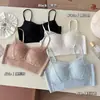 Lingerie com decote V e detalhes em renda para mulheres com pouco busto, projetada para juntar e sustentar, evitar o transbordamento lateral e proporcionar um efeito modelador sem aros.
