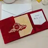 Invitación de boda de doble puerta de terciopelo burdeos con estampado dorado, invitación de boda con insignia de corona estilo europeo de acrílico dorado espejo