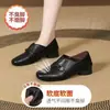 Sapatos de salto baixo retrô para o outono, novo modelo 2026 para mães, com sola macia, confortáveis para mulheres de meia-idade, adequados para sobreposição, sapatinhos de couro