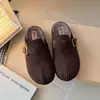 Sandálias slip-on fechadas simples e versáteis estilo Birkenstock para mulheres, novo modelo outono 2026 com fivela e sola macia