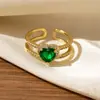 Anillo Vintage Europeo y Americano con Imitación de Esmeralda y Diamantes, Anillo Único de Nicho de Lujo Ligero con Diseño de Hebilla de Herradura en Forma de Corazón para Mujer