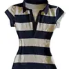 Camiseta de manga corta estilo americano Y2K con diseño de hombro recto, cuello polo a rayas color-block moderno, corte ajustado para mujer en verano
