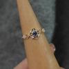 Anillo de lujo ligero con diseño de flor de circón azul hueco retro para mujer, estilo elegante con abertura ajustable, venta al por mayor
