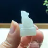 Jade Natural de Tianshan Esculpido em Três Dimensões Leão Animal de Estimação Fofo Carimbo Pequeno Ornamento Pingente Gravação Carimbando Acessório Atacado em Estoque