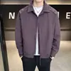 Colección Otoño 2026: Chaqueta Casual de Moda para Hombre con Solapa Elegante, Diseño de Alta Gama, Minimalista y Genial, con Aspecto de Retazos y Estilo Falso de Dos Piezas
