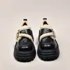 Mocassins Femininos Quentes com Solado Grosso Aumentador de Altura Forrados com Lã para Pessoas Baixas Novo Estilo Outono e Inverno 2025 com Fivela Slip-On Sapatos de Algodão e Sapatos de Couro
