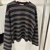 Neste outono, uma camiseta de malha de manga comprida, com modelagem solta, gola redonda e design listrado color-block retrô americano é um item essencial para mulheres.