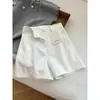 Shorts brancos de linho, corte slim que alonga as pernas, estilo old money, para mulheres baixinhas