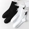 Calcetines de media pantorrilla para hombre, calcetines modernos en blanco y negro con diseño de estrella de cinco puntas y cruz, calcetines versátiles para pareja para hombres y mujeres, adecuados para comercio exterior y calcetines largos transfronterizos