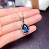 El nuevo y moderno colgante de lágrima de sirena de HuaJie, un artículo popular en las transmisiones en vivo en línea, es un collar con una gema de color zafiro falso en forma de gota de agua.