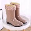 Novas Galochas de Chuva Fashion Erxiang de Xangai para Mulheres, Cano Médio e Baixo, Cor Caqui, PVC, Resistentes a Ácidos e Alcalis, Sapatos d'Água Rombos 839