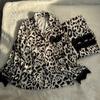 Pijama de Seda Helada Nuevo para Primavera y Verano 2025 en TikTok para Mujer Estampado de Leopardo Conjunto Sencillo Ropa para el Hogar Traje de Manga Larga Venta al por Mayor
