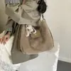 Bolsa Plush Retrô Grande Capacidade para o Dia a Dia Feminina Nova 2026 Bolsa de Ombro Único Transversal Mochila Dupla de Ombro Multiuso Bolsa Feminina