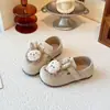 Birkenstocks de Conejo para Niños 2026 Primavera/Otoño Nuevo Estilo Moda para Niñas Versátiles Zapatos Pequeños de Cuero Suela Suave Velcro Zapatos Individuales Pequeños
