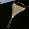 Anillo y pulsera con cadena integrada de borlas caladas europeas y americanas, pulsera de diseño único de nicho, accesorio de mano de moda resistente y exquisito