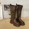 Fivela de cinto estilo punk, botas de motocicleta para mulheres, novas botas de montaria de cano médio para o outono de 2026, botas de moda versáteis com sola grossa para aumentar a altura