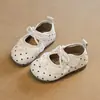 Zapatos de princesa de lunares para niñas, nueva colección primavera/otoño 2026, con ribete de encaje, lazo y cierre de velcro, zapatos de cuero de suela blanda para bebés