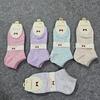 Calcetines de algodón de color liso con corte de tubo corto para hombre y mujer, informales, con borde de color, para procesar en stock.
