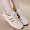 Sapatos Esportivos Casuais de Couro Macio em Liquidação para Mulheres 2026 Novos Populares Antiderrapantes Respiráveis de Malha Leves Versáteis Sapatos de Viagem para Mulheres