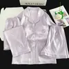 Conjunto de pijama de tres piezas de seda helada con copas en el pecho, estilo cárdigan, ropa de casa para mujer moderna y hermosa que se puede usar en la calle