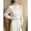 Elegante camisa de cuello alto estilo francés para la primavera 2026, blusa blanca única y nueva de manga larga estilo corte.