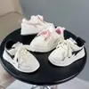 Tênis brancos infantis para meninas, versáteis e confortáveis, novo modelo primavera/outono 2026, populares este ano, confortáveis para os pés, tênis para meninos