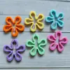 Acessórios decorativos de flor de onda oca na cor creme, corrente de telefone criativa e versátil, pingente de bolsa, acessório DIY
