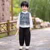 Conjunto de tres piezas estilo Hanfu para niños, con un nuevo diseño chino, patrones inspirados en minorías étnicas y adecuado para usar en primavera y otoño.. Esta nueva colección es perfecta para las actuaciones del Festival de Medio Otoño y los eventos de jardín de infancia