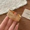 Pulsera Circular con Forma de Concha de Resina y Metal Chapado en Oro Ámbar, con un Toque de Lujo Ligero y de Alta Gama, Accesorio de Mano Simple y de Moda