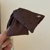 Presilha de Cabelo Triangular com Bolinhas na Cor de Café, Estilo Coreano, para Mulheres, Adequada para Penteados Altos na Parte de Trás da Cabeça, Presilha Tubarão com Design Versátil e Elegante