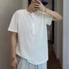 Camiseta básica de manga corta con cuello Henry para hombre, estilo minimalista fino para verano, top versátil y con sensación de alta gama