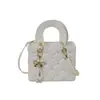 Bolso Diana de moda transfronterizo, un diseño de nicho con bordado de patrón de diamantes, un bolso tote de gran capacidad adecuado para ir al trabajo, con un aspecto sofisticado y elegante, y también se puede llevar como bolso cruzado