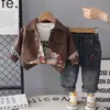 Conjunto de Roupa para Meninos Primavera e Outono 2026 Nova Jaqueta de Couro Estilosa para Crianças Conjunto de Três Peças de Manga Longa Roupa de Outono para Bebês Tendência Atacado