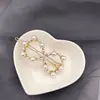 Pinza para el pelo de palabra francesa Red de perlas Pinza lateral roja Diseño de alta gama para mujer Moda Joker Nicho Tarjeta para el pelo de flequillo al por mayor Mujeres