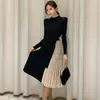Moda Femenina Otoño/Invierno 2026: Elegante Vestido de Punto Patchwork con Cintura de Cordón y Vestido Suéter Acampanado Bloqueado por Color