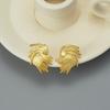 Aretes europeos y americanos de nicho de alta gama vintage otoño e invierno sentido del diseño aretes dorados aretes de invierno de lujo ligero nueva moda