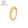 Transfronterizo nuevo de gran venta cuerno de toro dorado bagel diseño de moda simple creativo dedo índice titanio acero chapado en oro anillo para mujeres